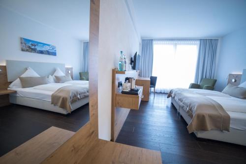 Postel nebo postele na pokoji v ubytování Hotel zum Hirsch