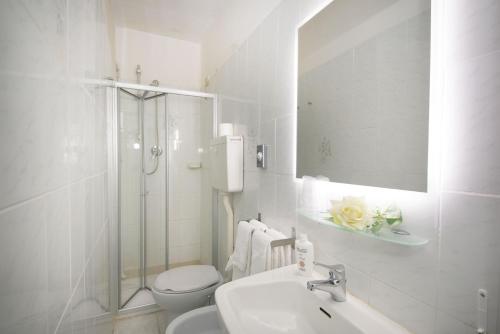 un bagno con wc, lavandino e doccia di Hotel Ristorante La Marina Mhotelsgroup a San Bartolomeo al Mare