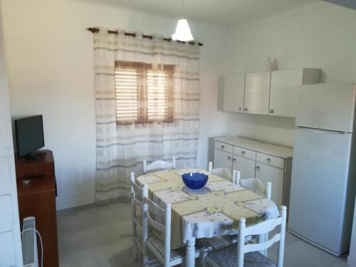 y cocina con mesa, sillas y nevera. en Santo Tirso Holidays Home, en Santo Tirso