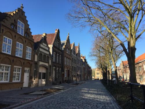 uma rua de calçada numa cidade com edifícios em ieperlee 23 Holiday Home em Ypres