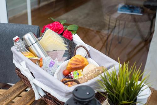 un cesto pieno di cibo sopra un tavolo di bnapartments Carregal a Porto