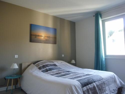 a bedroom with a bed and a window at Gîte "L'Escale Marine" in Cancale