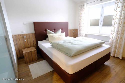 a bedroom with a large bed with a window at Wirtshaus "Alte Post" in Zandt