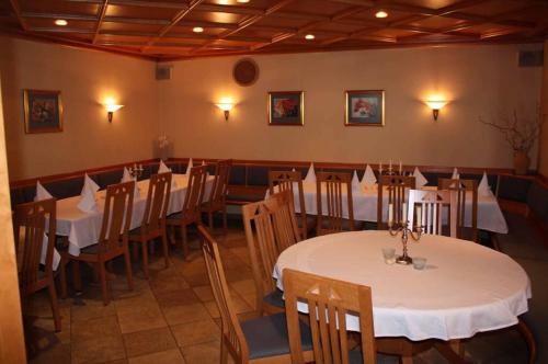 a dining room with tables and chairs in a restaurant at Wirtshaus "Alte Post" in Zandt