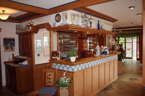 eine Bar in einem Restaurant mit einer Theke in der Unterkunft Wirtshaus "Alte Post" in Zandt
