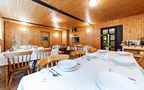 Un restaurante o sitio para comer en Willa Alaska