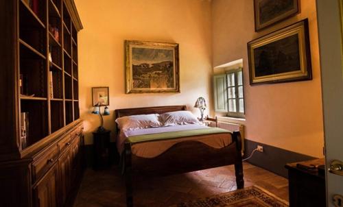 Un pat sau paturi într-o cameră la Dimora Buonriposo Pienza Country House