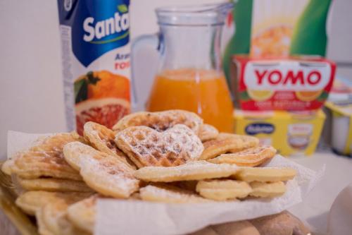 a basket of waffles with a pile of bread at Sandalia B&B in Lotzorai