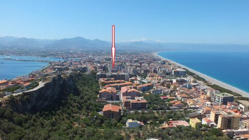una vista aerea di una città con una torre alta di Domus Musia a Milazzo