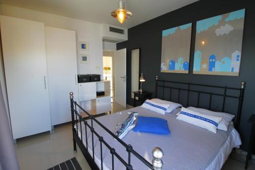 Un dormitorio con una cama con una toalla azul. en Apartments Marer, en Trogir