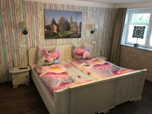 een slaapkamer met een bed met bloemen erop bij Ferienwohnung WohlFühlWohn in Vreden
