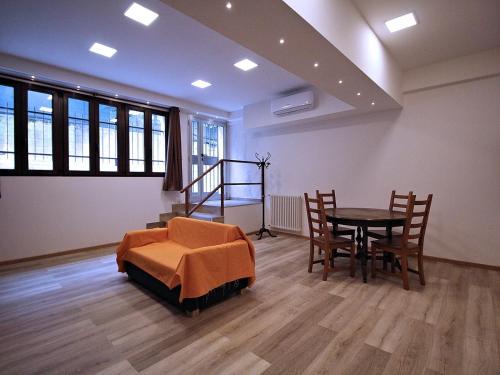 カステナーゾにあるLa Ca' Fiesso Affittaly Apartmentsのテーブルと椅子、テーブルとテーブルとテーブルが備わる客室です。