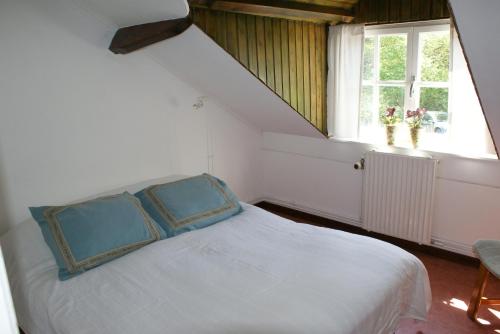 デュルビュイにあるDomaine l'Ecureuil sixのベッドルーム(白いベッド1台、窓付)