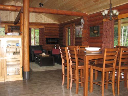 uma sala de jantar com uma mesa e cadeiras num camarote em Shadow Mountain Cabins em Riondel