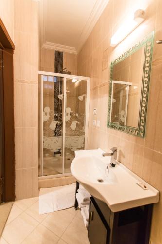 a bathroom with a sink and a shower at Résidence Hôtelière Le Jomonia in Libreville