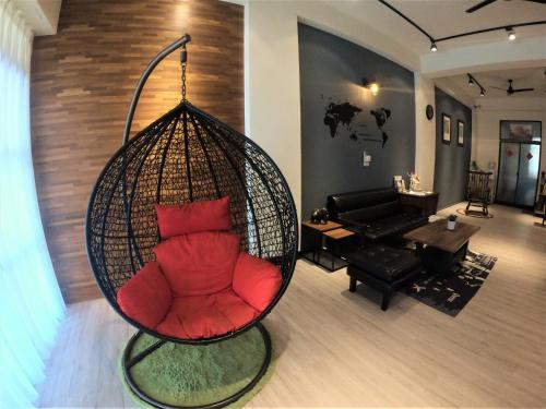 un columpio en una habitación con sala de estar en 客梢 Cushare #市政府商務住宿 #停車方便 #可包棟, en Tainan