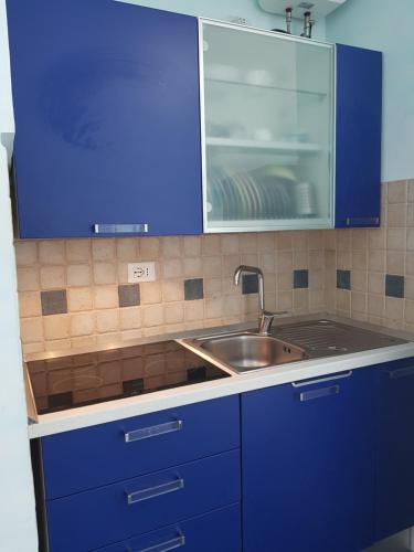 A kitchen or kitchenette at Appartamento vista mare