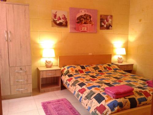 Un pat sau paturi într-o cameră la Apartment With Pool Gozo