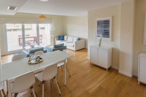 a kitchen and living room with a table and chairs at HQ Rooms Apartments San Vicente in Valencia