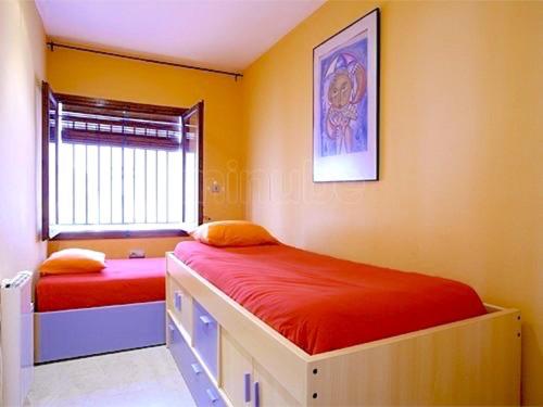 1 dormitorio con 2 camas y ventana en Sitges Balcony Pool & Seaside Apartment, en Sitges