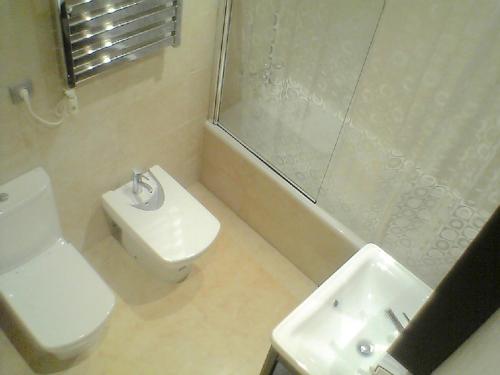 une salle de bain avec toilettes, lavabo et douche dans l'établissement Sitges Balcony Pool & Seaside Apartment, à Sitges