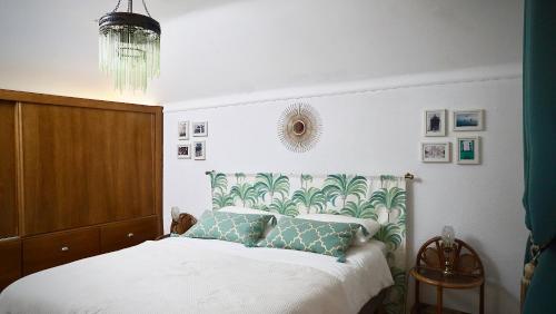 リスボンにあるPalacio Libelula - Best Alfamaのベッドルーム(青い枕の大きな白いベッド付)