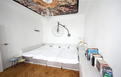een slaapkamer met een bed en een fiets aan de muur bij For the bold, chic and open minded in Wenen