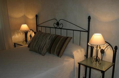 1 dormitorio con 1 cama con 2 mesitas de noche en Casa De Campo El Corzo, en Sotillo de la Adrada