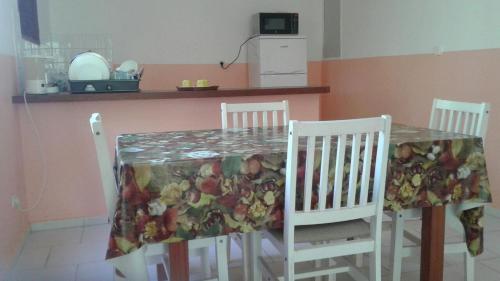 una mesa con un mantel floral en ella en una cocina en Résidence La Marianne, en Sainte-Anne