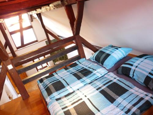 ジンスハイムにあるFerienwohnung der Familie Budzischのベッドルーム1室(青と黒の枕が備わるベッド1台付)