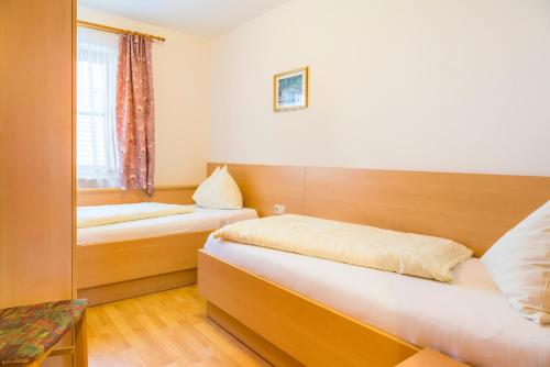 a hotel room with two beds and a window at Hansalagut in Mauterndorf