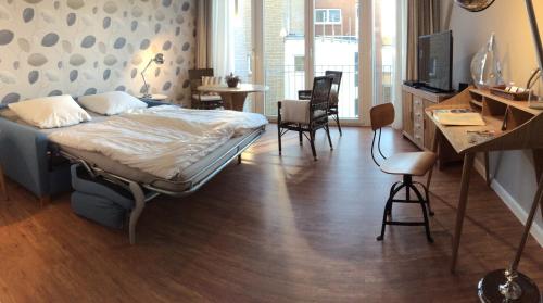 エッカーンフェルデにあるPort Sea Shellのベッドルーム1室(ベッド1台、デスク、椅子付)