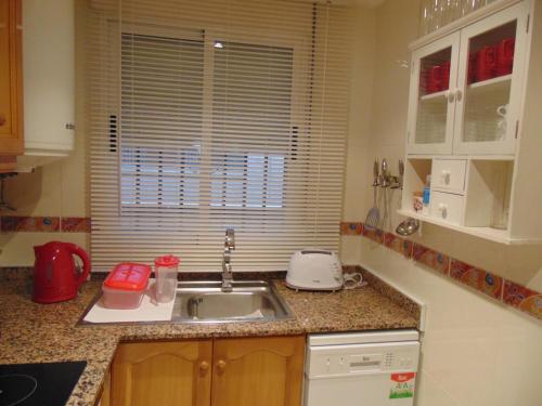 a small kitchen with a sink and a window at Apartamentos varios con 2 dorm en Marina Dor , la playa de Amplaries 47 , vista lateral al mar in Oropesa del Mar