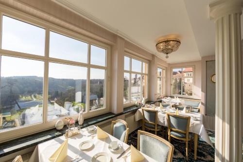 En restaurant eller et andet spisested på Historik Hotel Goldener Hirsch Rothenburg