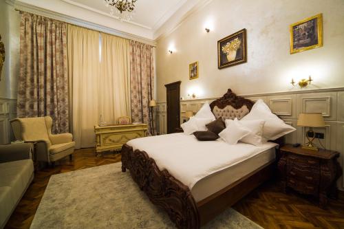 a bedroom with a bed and a couch and a chair at Hotel 5 Continents in Craiova