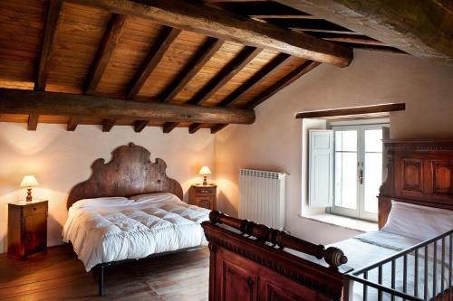 ein Schlafzimmer mit einem großen Bett und einem Fenster in der Unterkunft Tenuta San Felice in Giano dellʼUmbria