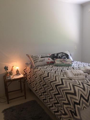 1 dormitorio con 1 cama y 1 mesa con lámpara en J&C ap.- Canela, en Canela