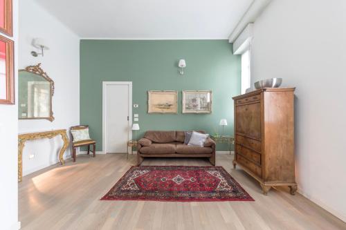 ein Wohnzimmer mit einem Sofa und einem Teppich in der Unterkunft grado 14 in Mailand