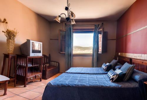 Televisyen dan/atau pusat hiburan di Casa Rural SPA El Rincón de Palmacio