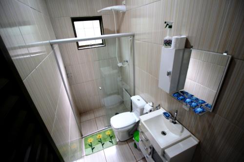 un piccolo bagno con un water e un lavandino di Pousada Akonxego a Olímpia