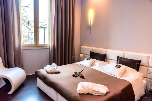 una camera con due letti e asciugamani di Le Camp Suite & Spa a Padova