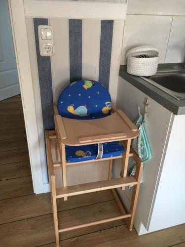 a toy kitchen with a chair in the corner at Dompanorama-Kleines Ferienloft in Havelberg