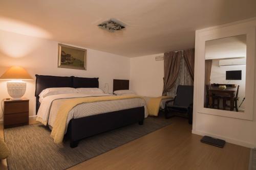 Кровать или кровати в номере La Residenza Napoli Chiaia short let Apartment Superior Via Chiaia 82