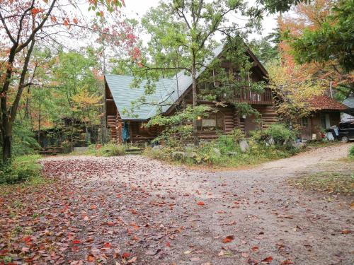 a road leading to a log cabin at Canadian Loghouse Inn AzuminoYujin in Azumino