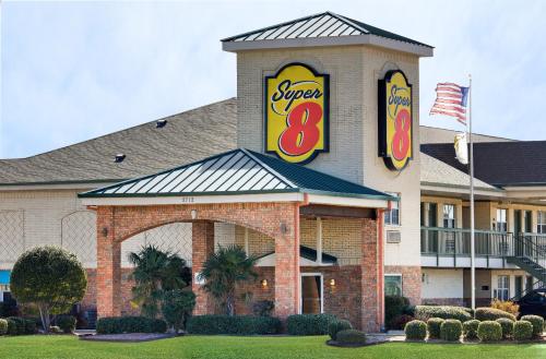 Un restaurante con un cartel encima en Super 8 by Wyndham Arlington Near AT&T Stadium, en Arlington