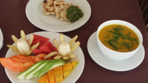 een tafel met twee borden eten en een kom soep bij Hotel Sea Mountain in Marawila