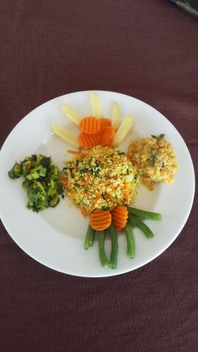 een witte plaat met groenten op tafel bij Hotel Sea Mountain in Marawila