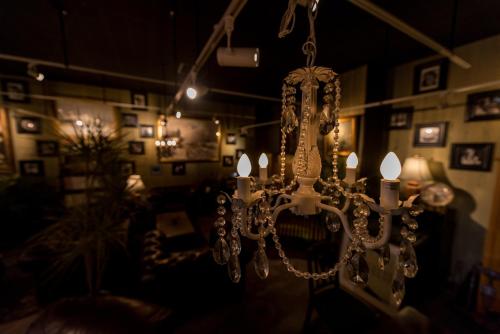 a chandelier hanging in a living room at Mizno Hotel in Fujikawaguchiko