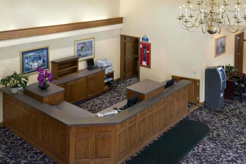 a court room with a courtroomasteryasteryasteryasteryasteryasteryasteryasteryasteryastery at Days Inn by Wyndham Grayling in Grayling