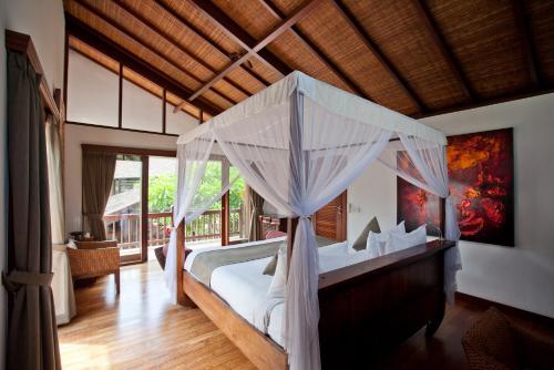 Villa Casis by Nagisa Bali tesisinde bir odada yatak veya yataklar